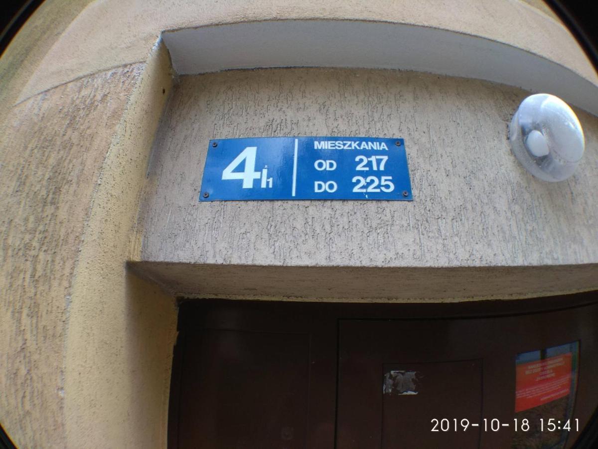 2120 Przyjazni 4 - Tanie Pokoje - Samodzielne Zameldowanie - Self Check In Poznaň Exteriér fotografie